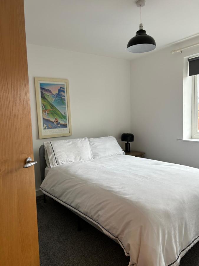 2 Bedroom In Prime Location With Secure Parking Apartment Stafford