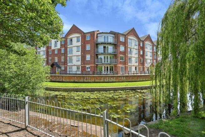 2 Bedroom In Prime Location With Secure Parking Apartment Stafford