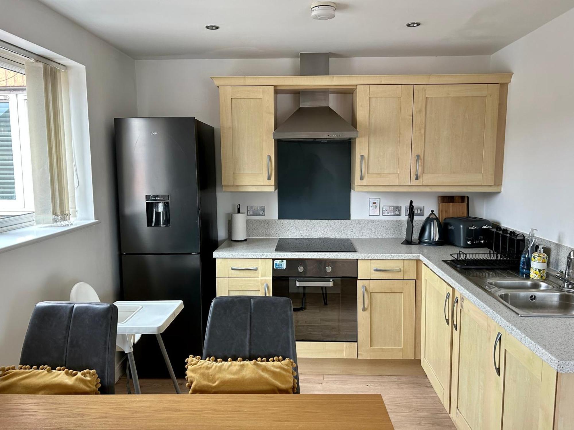 2 Bedroom In Prime Location With Secure Parking * Stafford